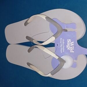 Wild Sage NWT gray flip flops, 9-10